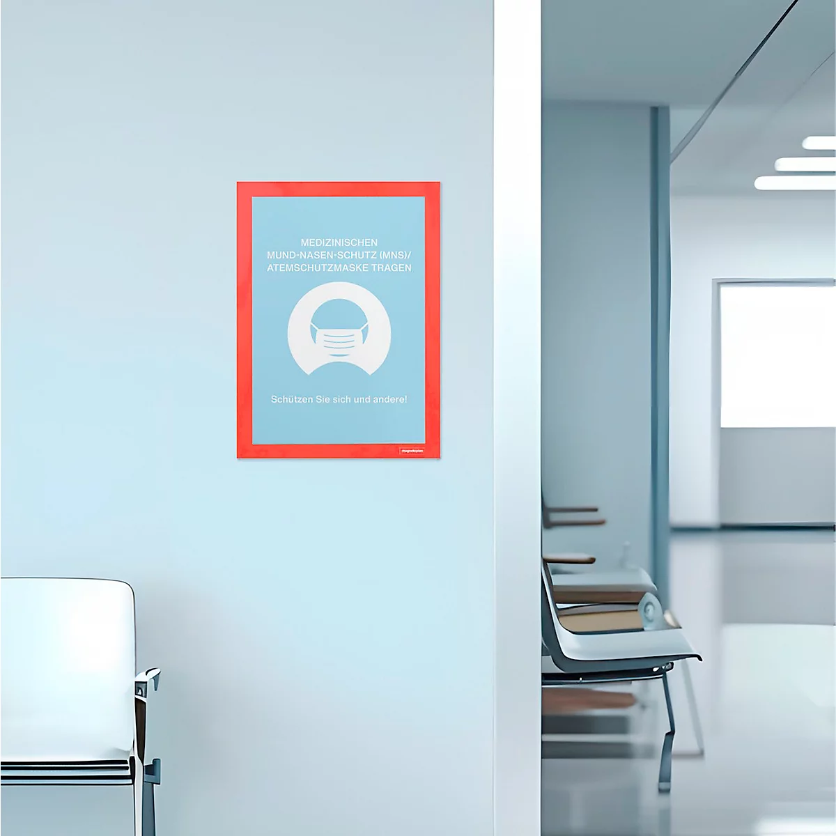 Selbstklebendes Defibrillatorschild an einer Säule und Wand in einem Büro. Text informiert über Haftung auf glatten Flächen.