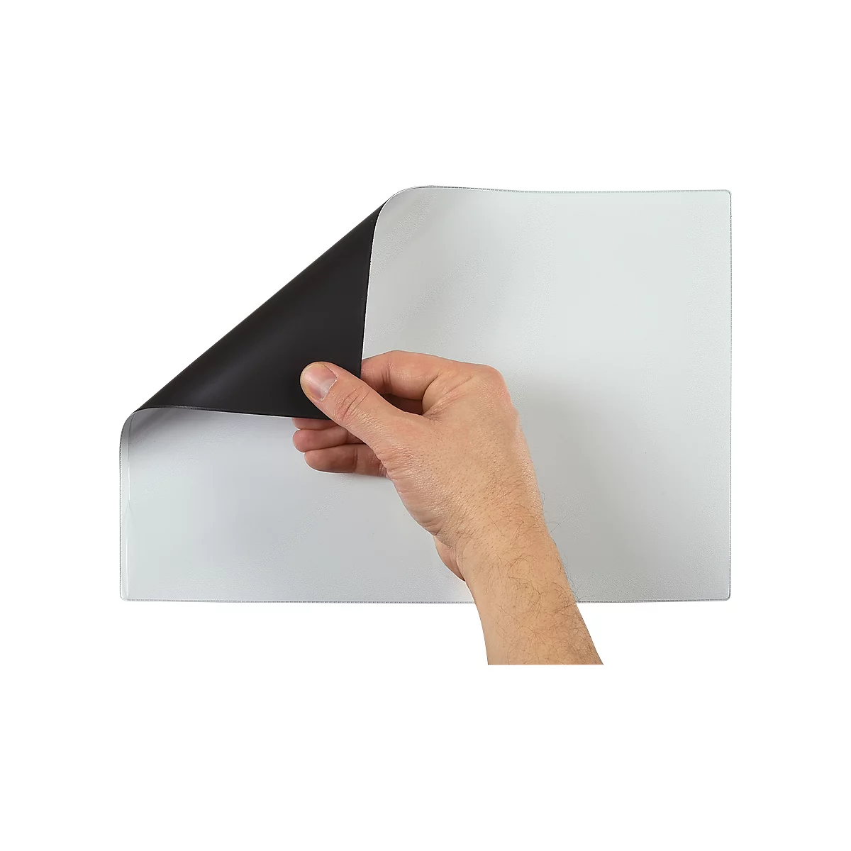 Eine Hand hebt eine Ecke eines weißen Blattes, die Unterseite ist schwarz.