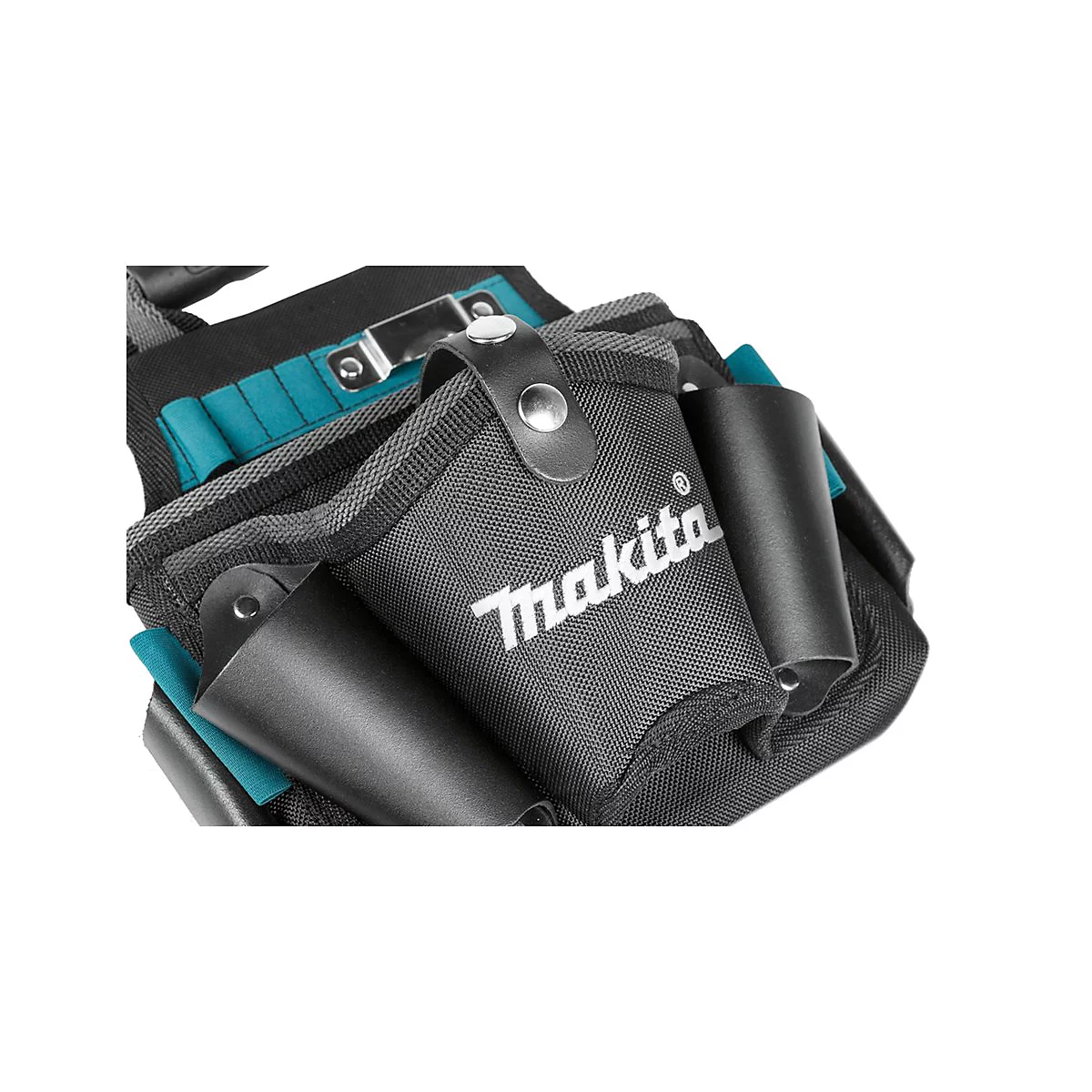 Nahaufnahme einer schwarzen Makita Werkzeugtasche mit weißem Logo, genieteten Halterungen und türkisen Akzenten.
