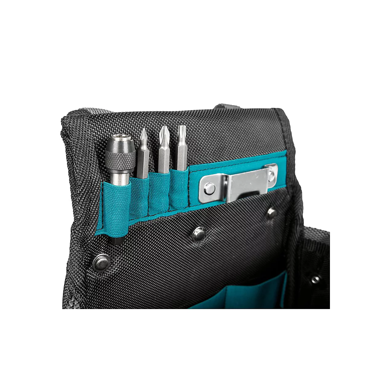 Nahaufnahme einer schwarzen Werkzeugtasche mit türkisfarbenen Schlaufen, in denen vier Schrauber-Bits stecken.