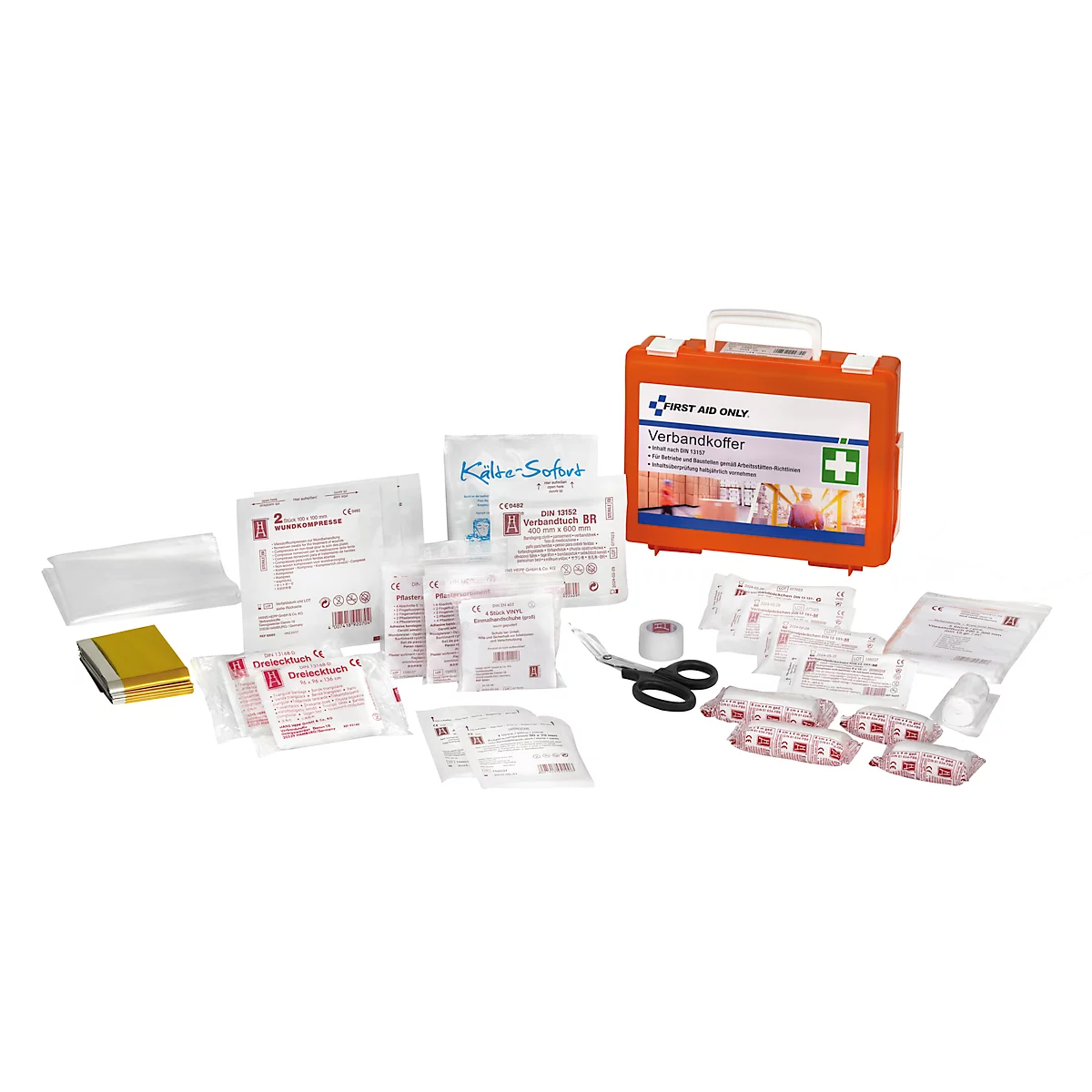 Une trousse de premiers soins avec divers pansements et des ciseaux sur fond blanc.