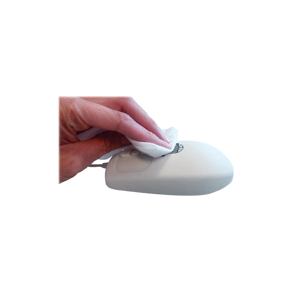 Eine Hand reinigt eine Computermaus mit einem Reinigungstuch. Fokus auf dem Rad.