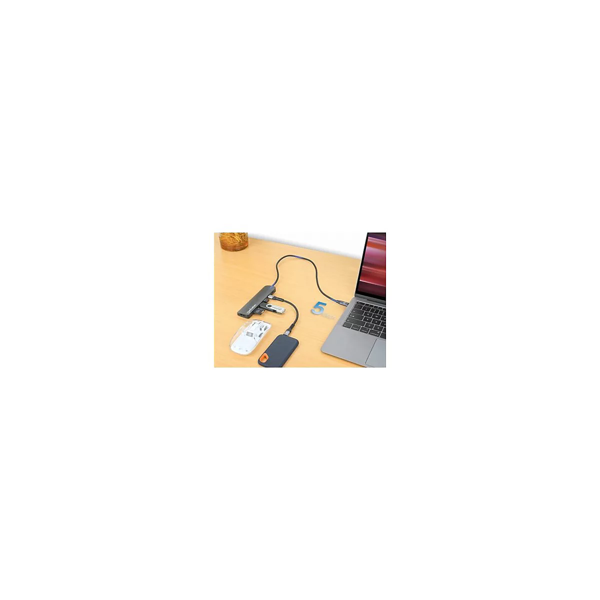 Ein schwarzer USB-C Hub mit angeschlossenen Geräten, wie Festplatte, USB-Stick und Maus, mit einem Laptop verbunden.