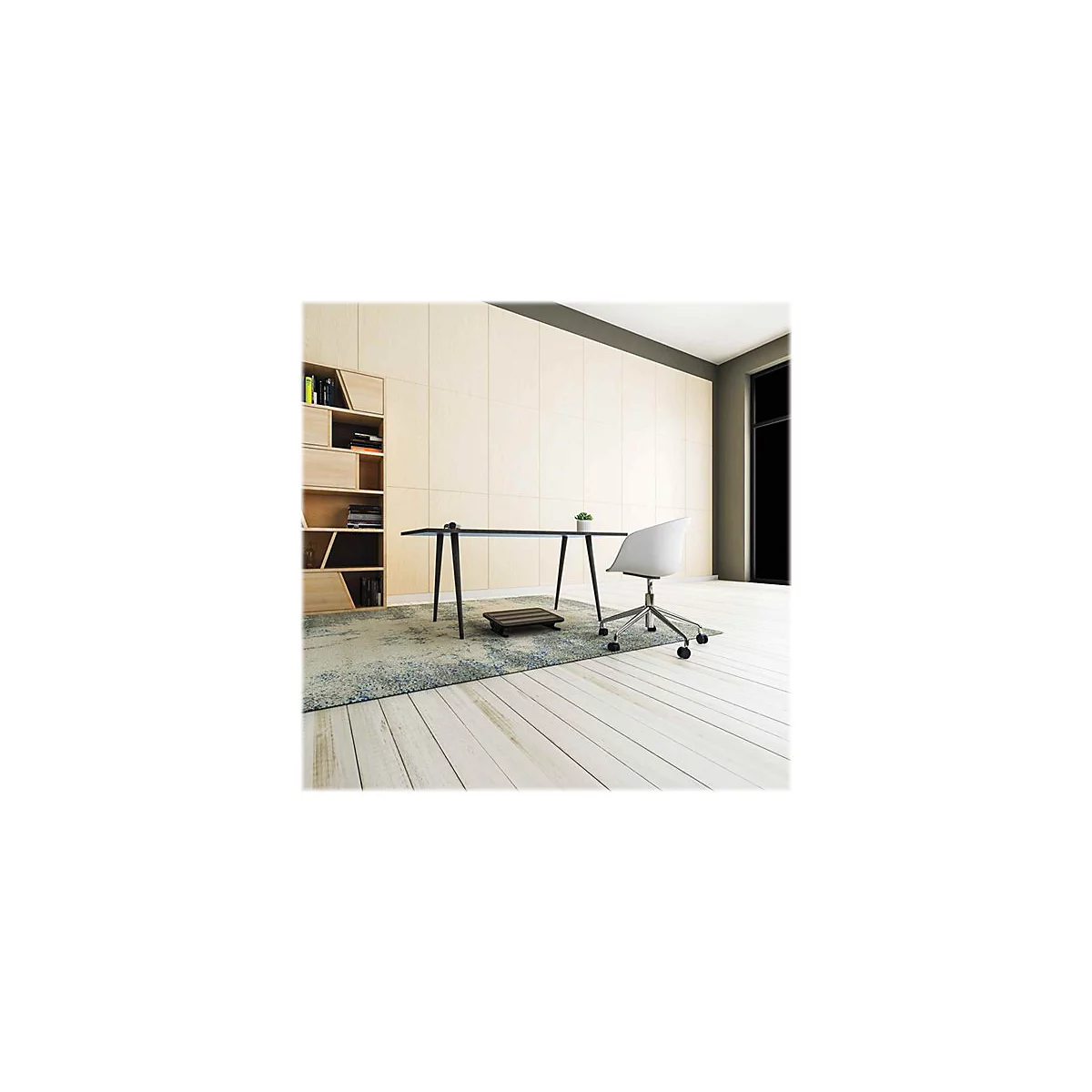 Modernes BÃ¼ro mit Schreibtisch, Stuhl und BÃ¼cherregal. Helle Holzoptik, grauer Teppich und Fenster.