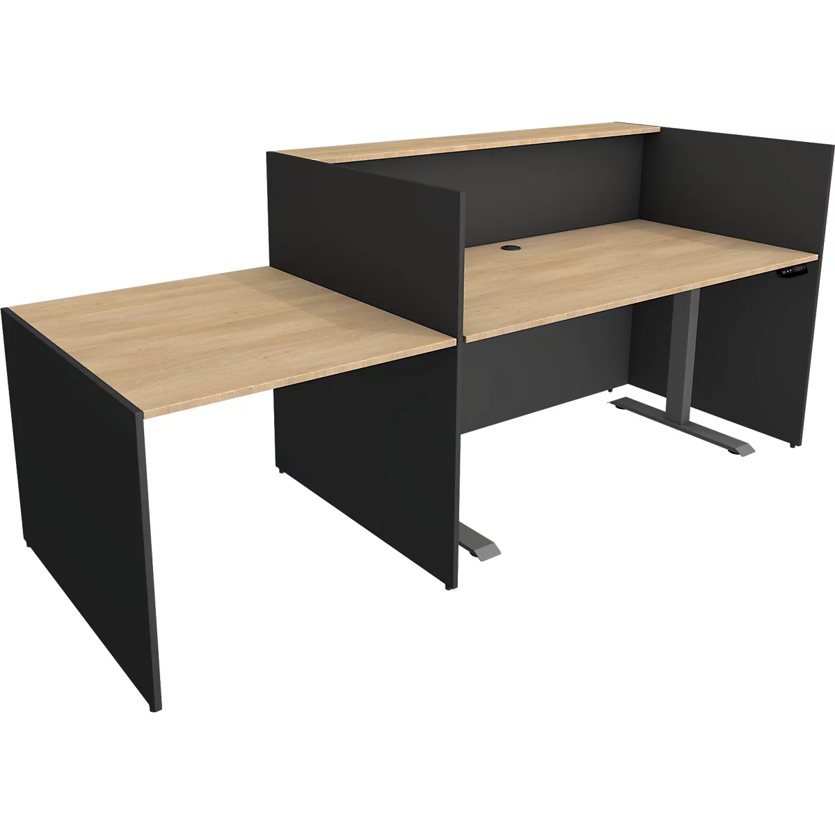 Een grijs en zwart hoekbureau met een licht houten blad. Het is uitgerust met een scheidingswand en een bijzettafel aan één kant.