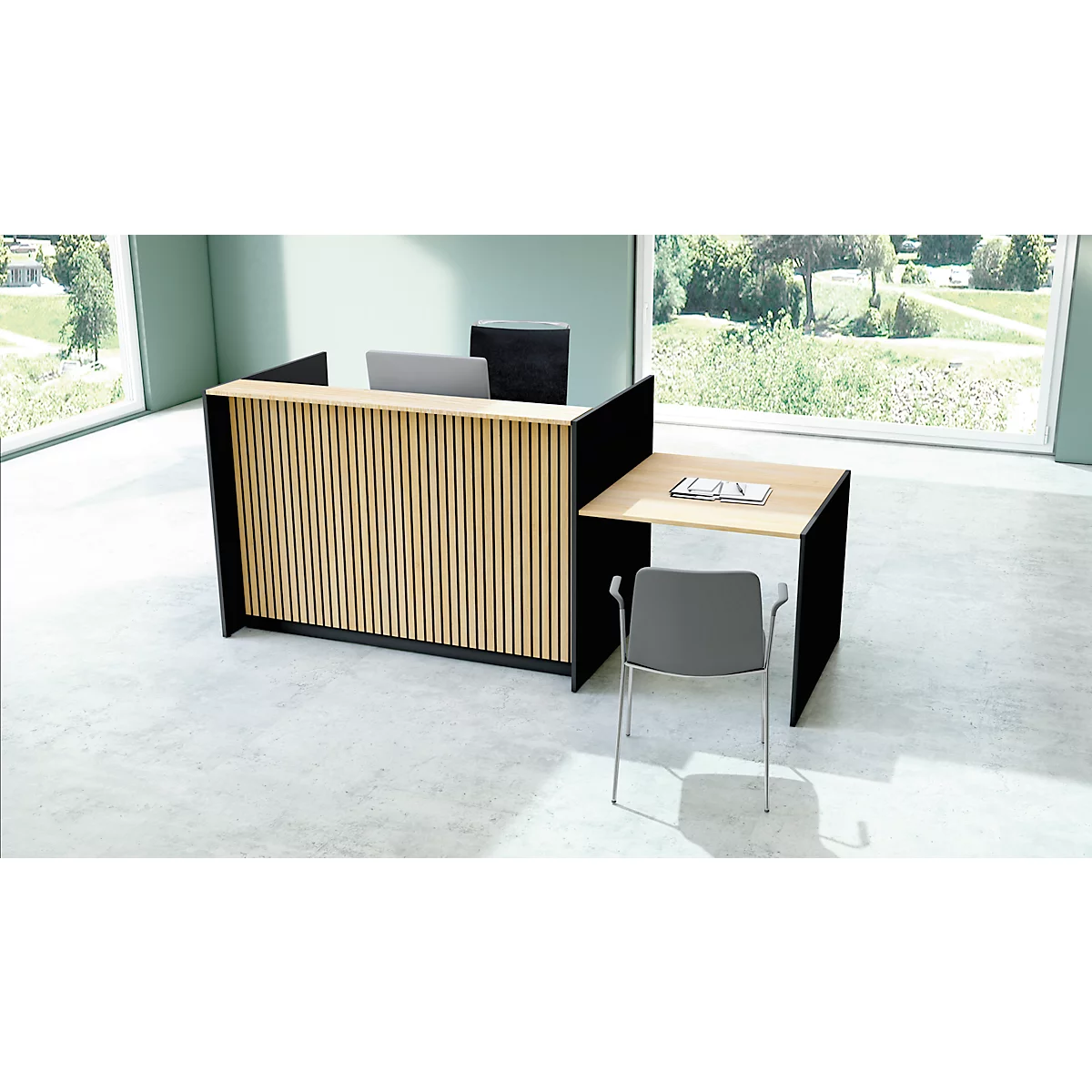 Moderne receptiebalie in een kantoor. Houten voorkant met zwart frame. Grijze stoel ervoor.