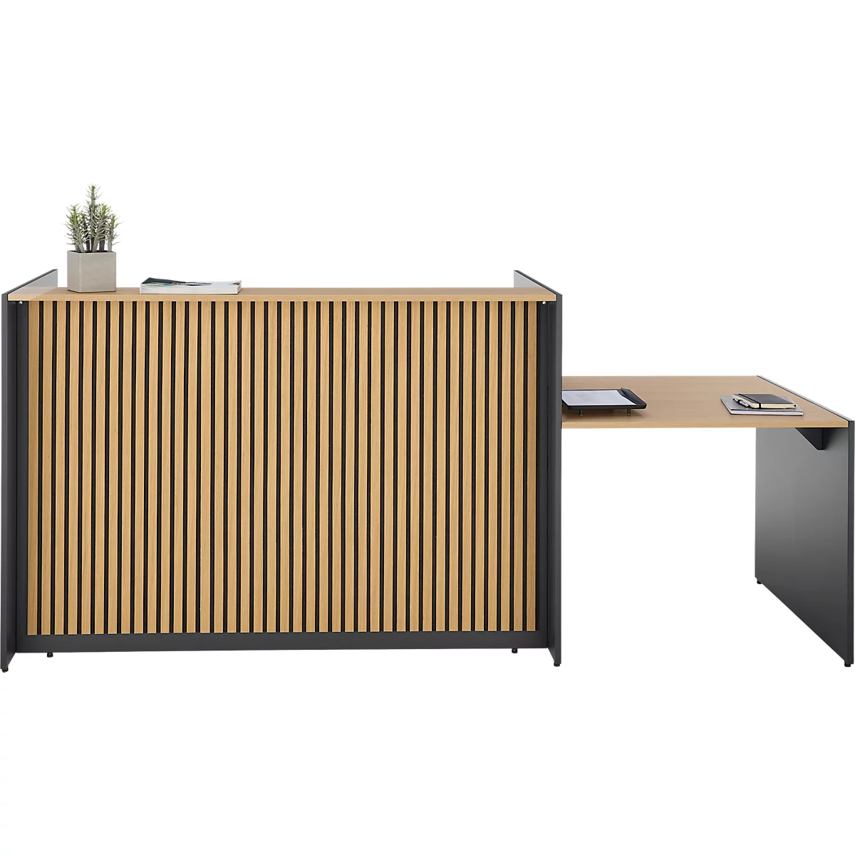 Houten balie met lamellen, grijs frame en aanbouwtafel. Op de balie staat een pot met een plant, ernaast een tablet en notitieboek.