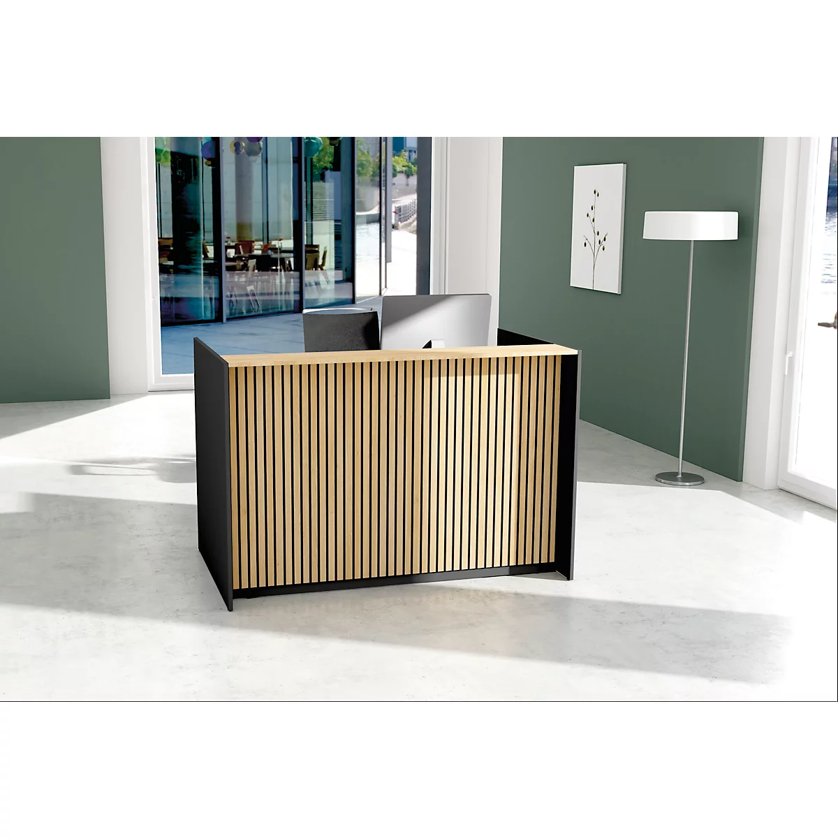 Receptiebalie met houten lambrisering en donkere zijpanelen. Een computerscherm staat erop.