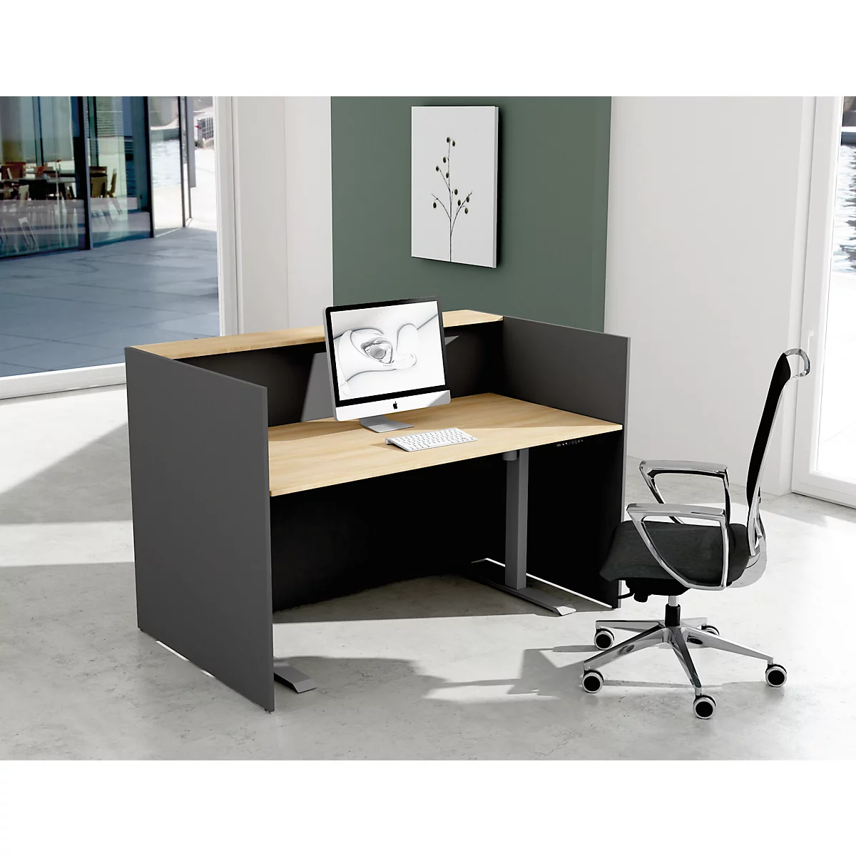 Moderne receptiebalie met computer en bureaustoel. Grijs en houtkleuren domineren. Een abstracte afbeelding op de achtergrond.