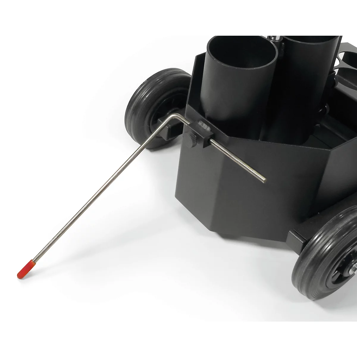 Schwarzer Markierungswagen mit Sprühdosen. Schwarzer Behälter, vier Räder und Griff.