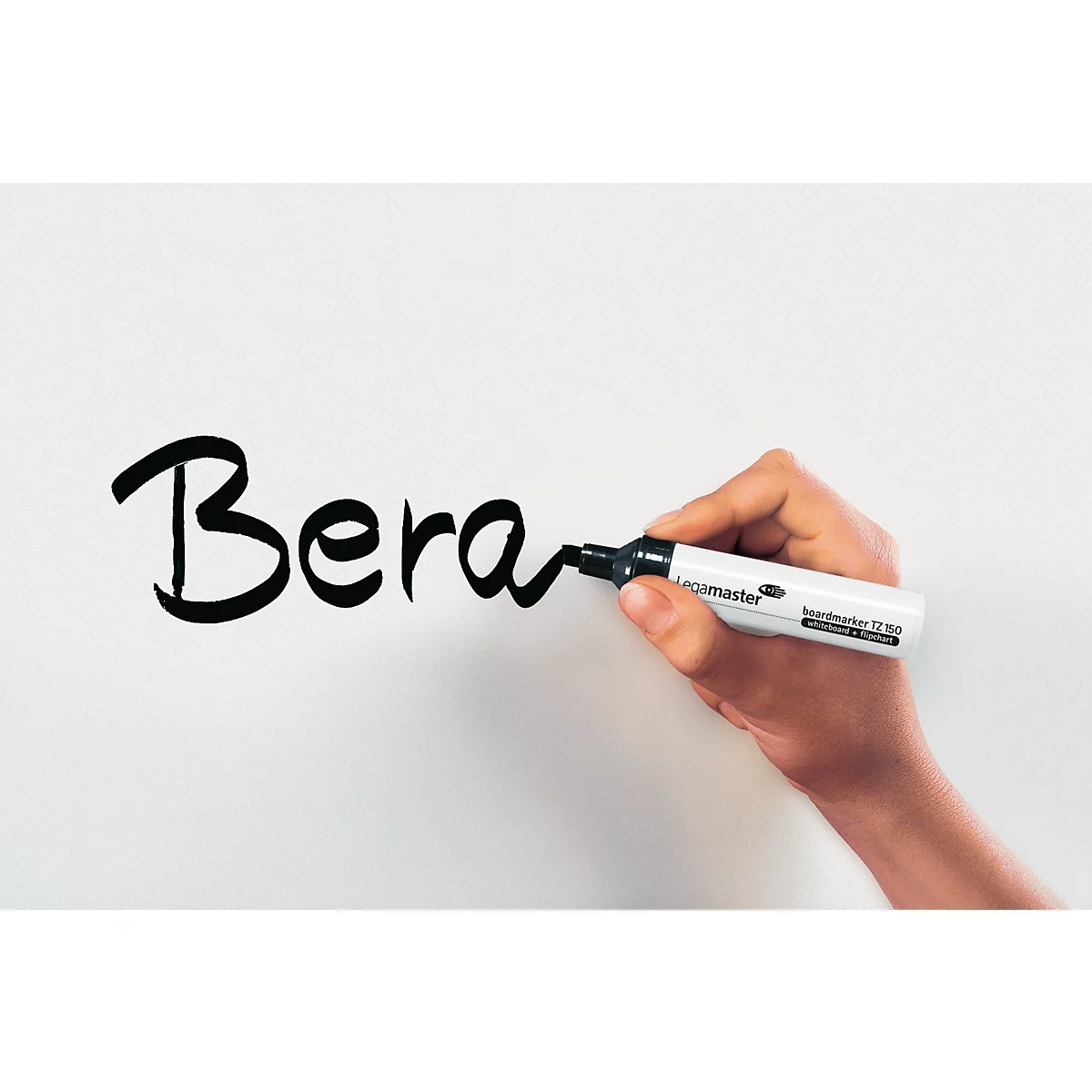 Une main écrit le mot « Bera » avec un marqueur noir sur une surface blanche.