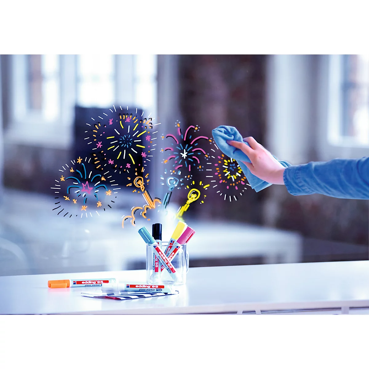 Marqueur pour verre edding 95, pour surfaces en verre &amp; tableaux blancs, largeur de trait 1,5-3 mm, pointe ronde, set de 4, noir, bleu clair, rose et orange 