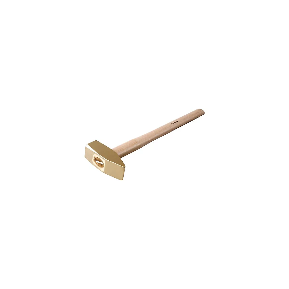 Un marteau doré est posé en diagonale sur un fond blanc. La tête du marteau est rectangulaire, le manche est en bois clair.
