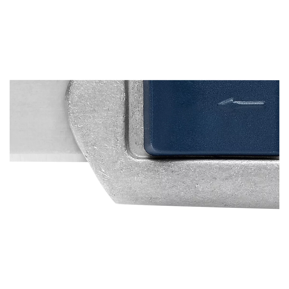 Nahaufnahme eines silbernen Werkzeugs mit einem blauen Knopf und einem Pfeilsymbol.