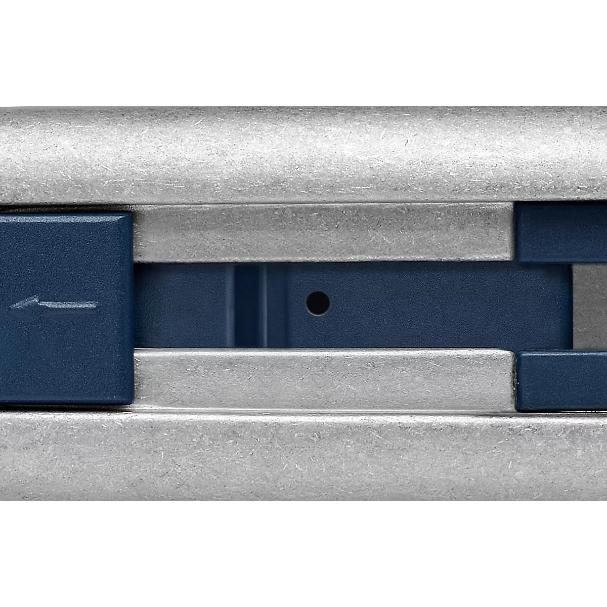 Nahaufnahme von silbernen und blauen Metallteilen. Auf einem blauen Element ist ein weißer Pfeil zu sehen.