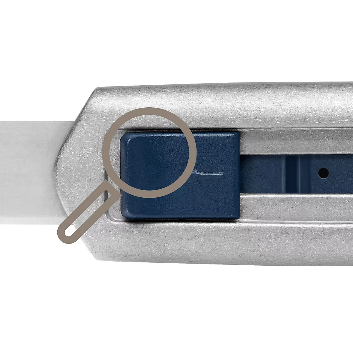 Nahaufnahme eines silberfarbenen Cutters, mit blauem Knopf und Klinge.