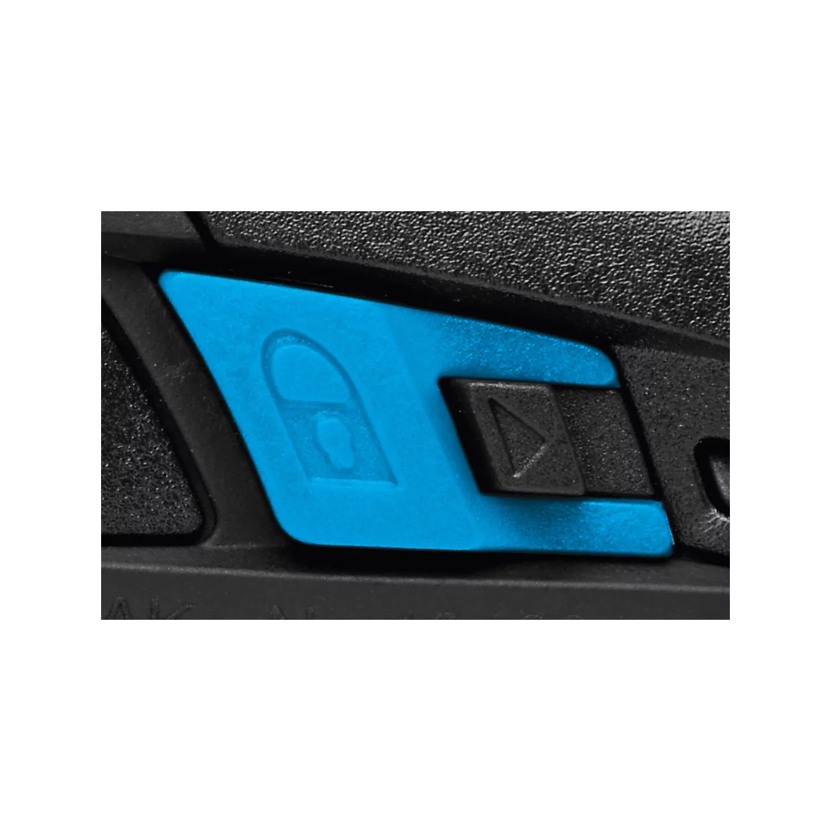 Nahaufnahme eines schwarzen Objekts mit blauem Element und einem Symbol.