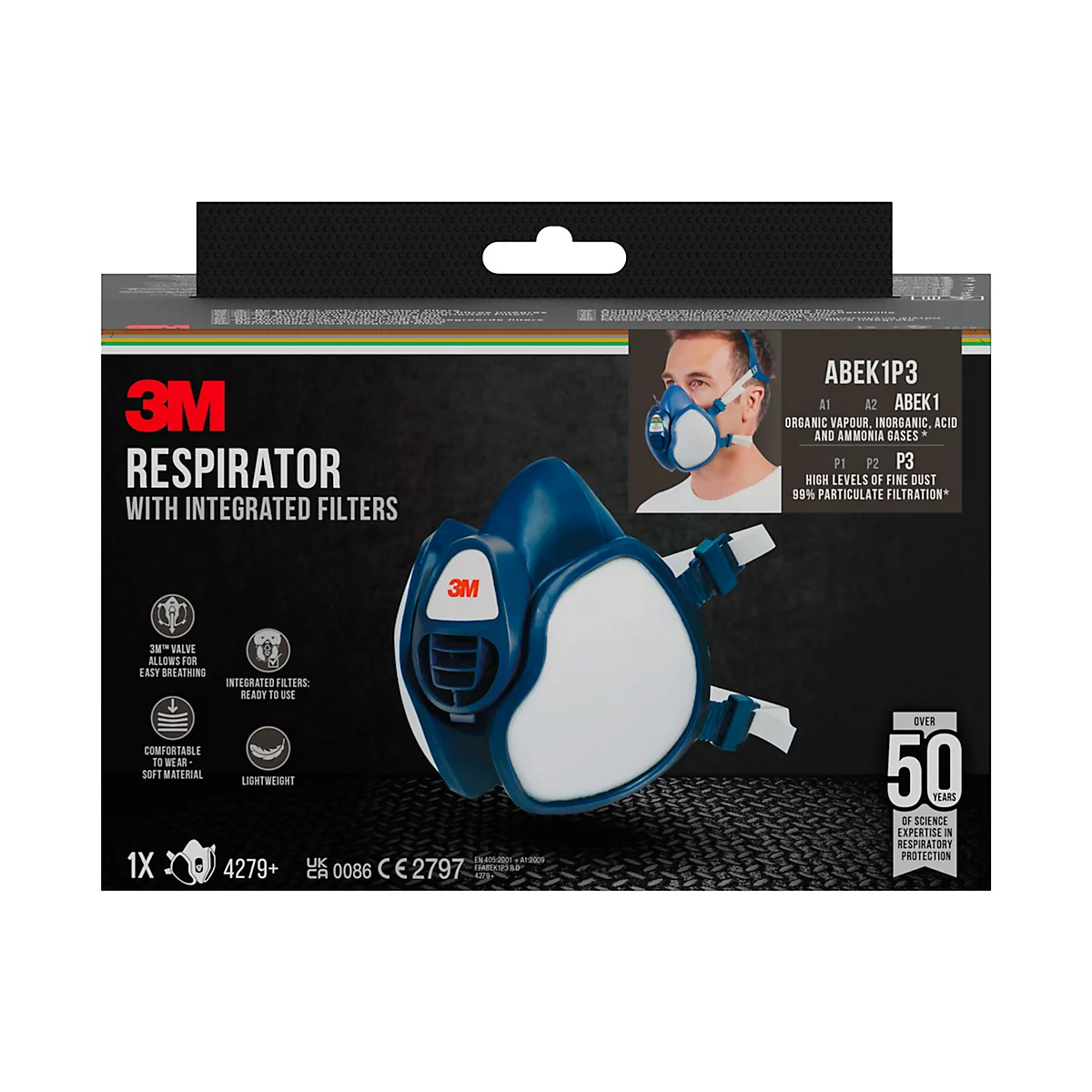 Un homme portant un masque de protection bleu, un élément filtrant blanc, sur fond blanc.