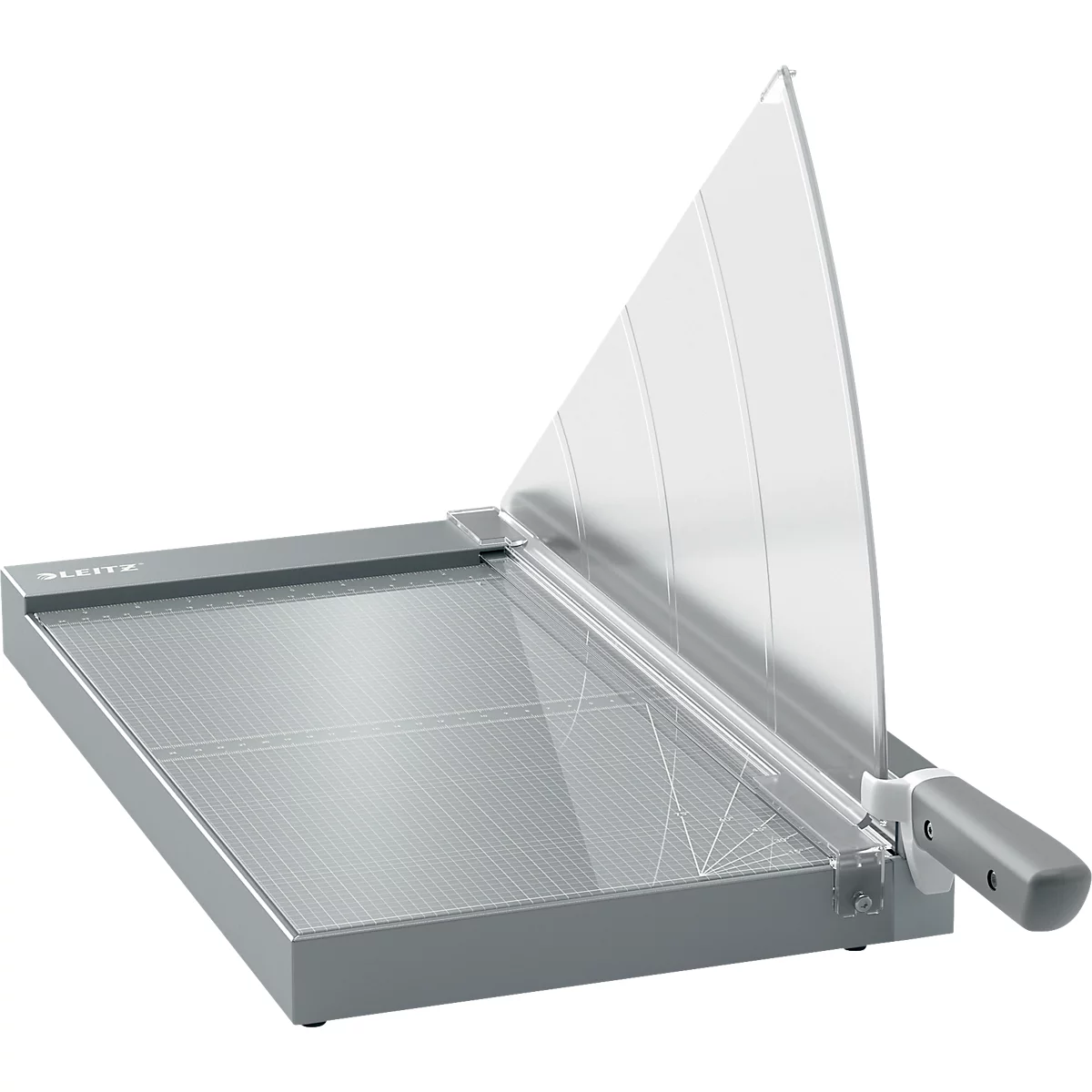 Coupe-papier gris avec une protection, prêt à couper. Le nom LEITZ est visible sur la machine.