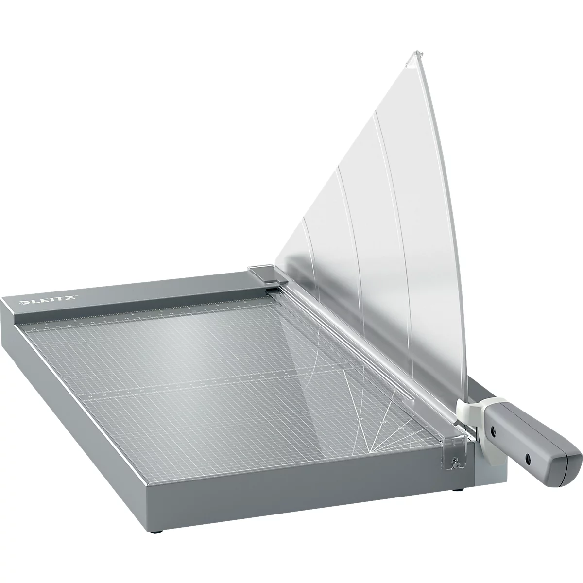 Coupe-papier gris avec protecteur transparent. Des lignes pour la coupe sont visibles sur la surface de travail.