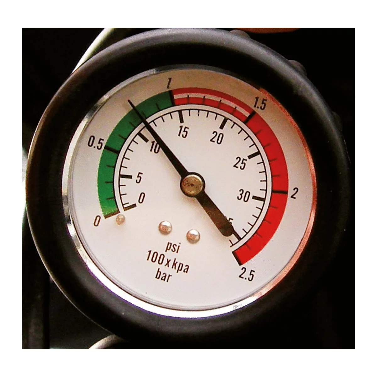 Ein Manometer zeigt einen Druck von etwa 1,1. Die Skala reicht bis 2,5. Der grüne Bereich endet bei 1.