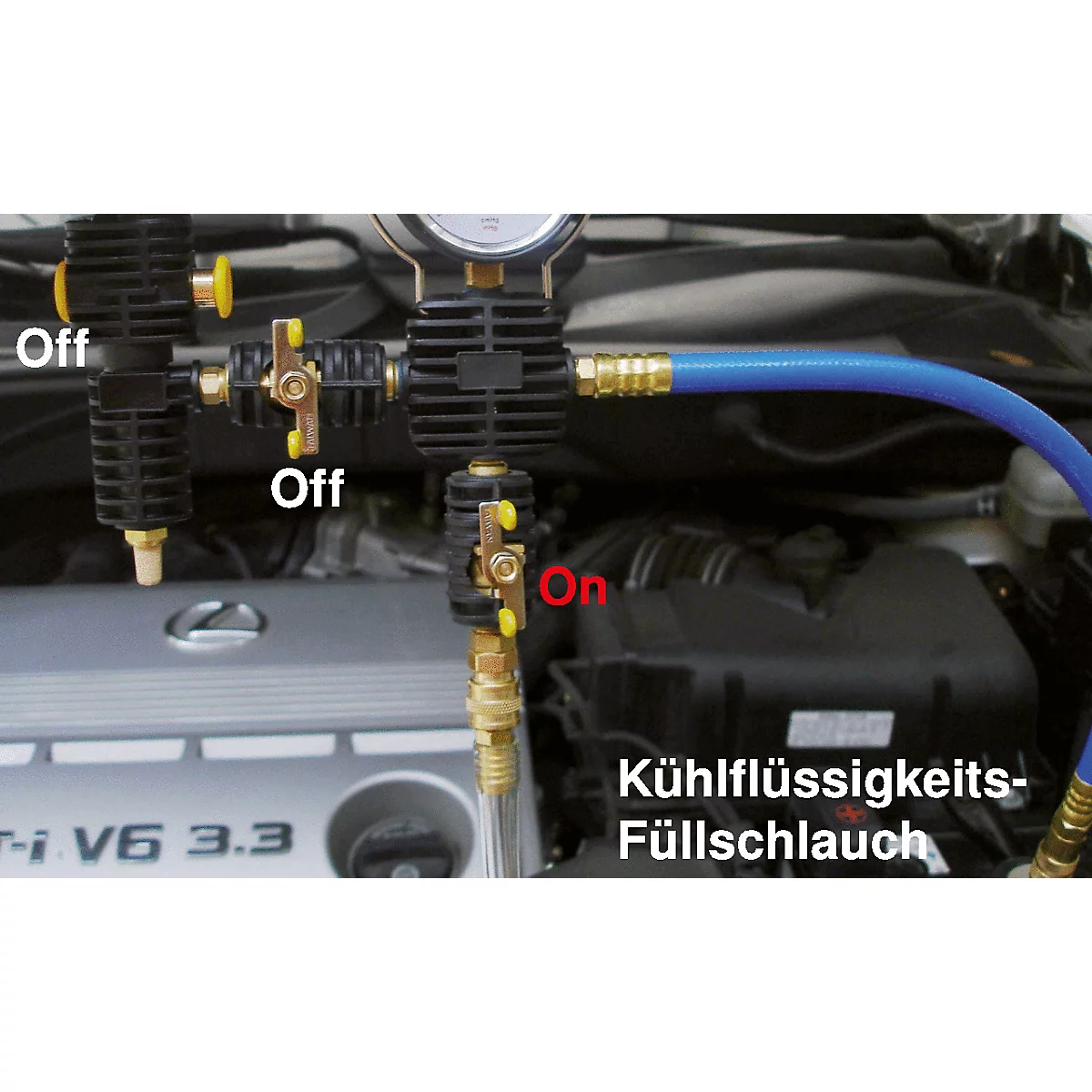 Nahaufnahme eines Motors, an dem ein Kühlflüssigkeits-Füllschlauch und Messgeräte angeschlossen sind. Auf einem Ventil steht „On“. Im Hintergrund ist ein Auto zu sehen.