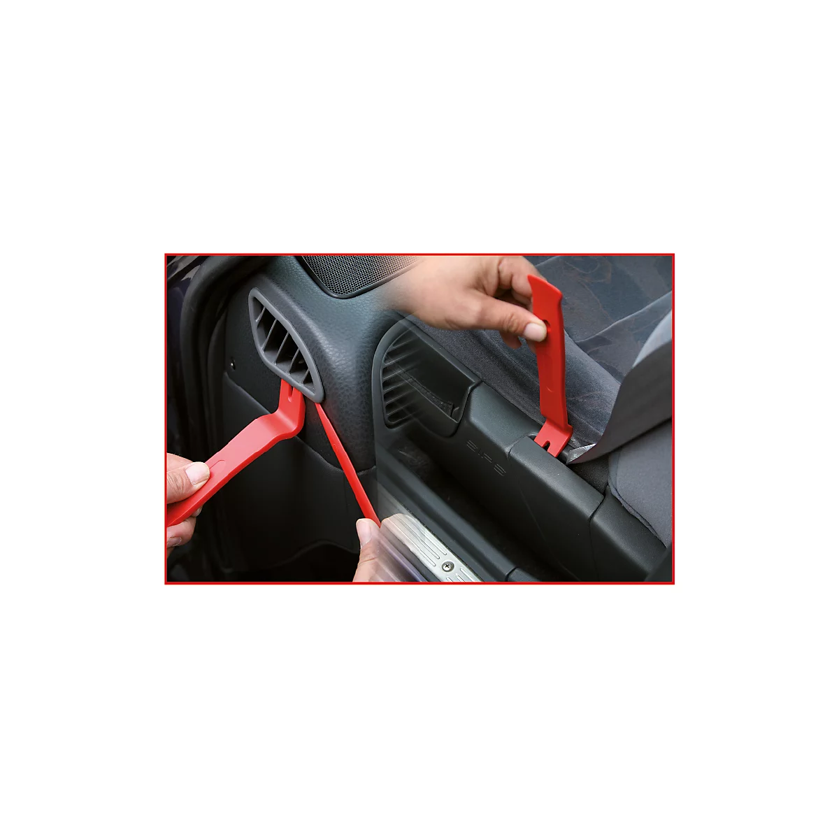 Nahaufnahme einer Person, die mit roten Hebelwerkzeugen an einer Autotür arbeitet. Das Werkzeug wird verwendet, um Verkleidungen zu entfernen.