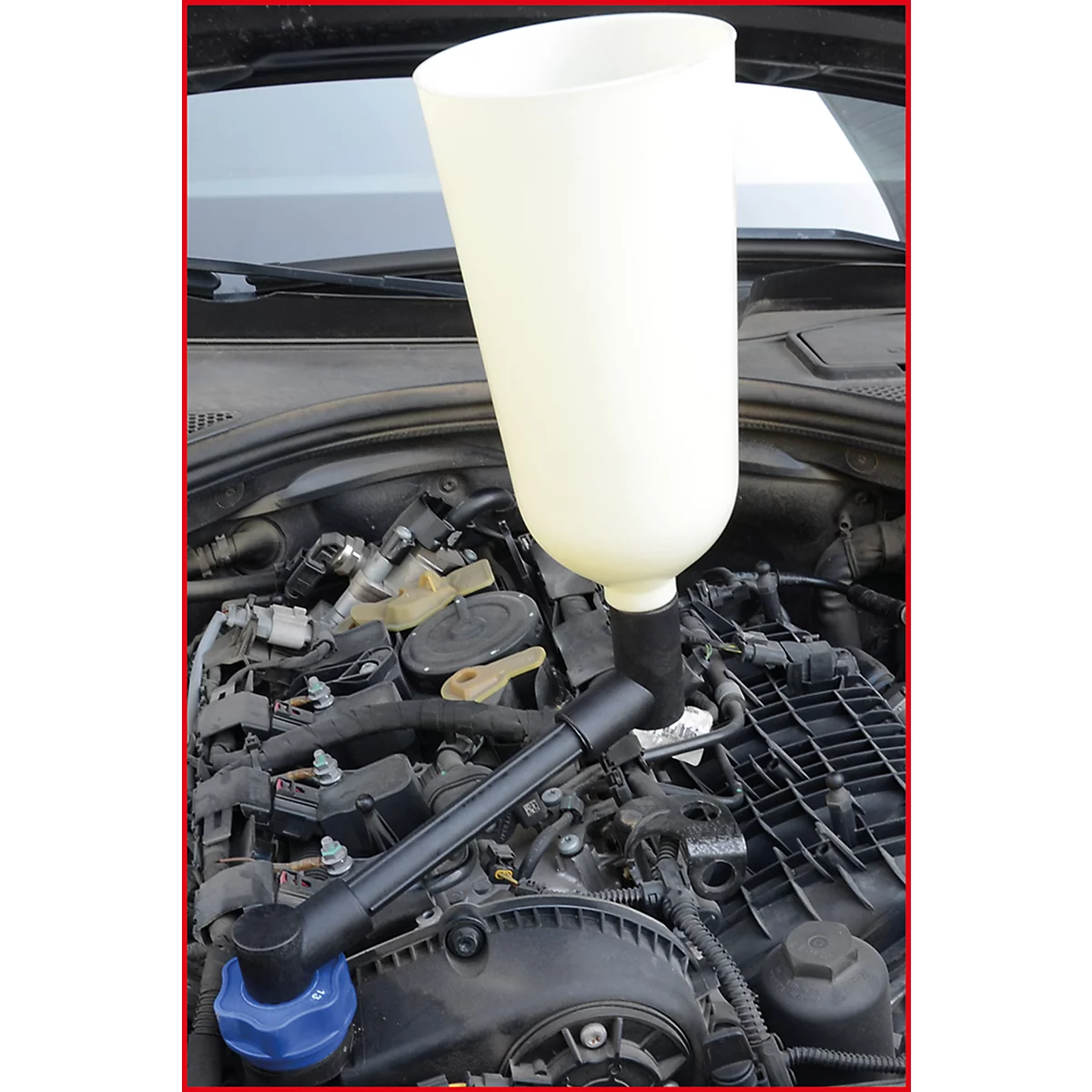 Ein Trichter zum Einfüllen von Flüssigkeiten in einen Motorraum.