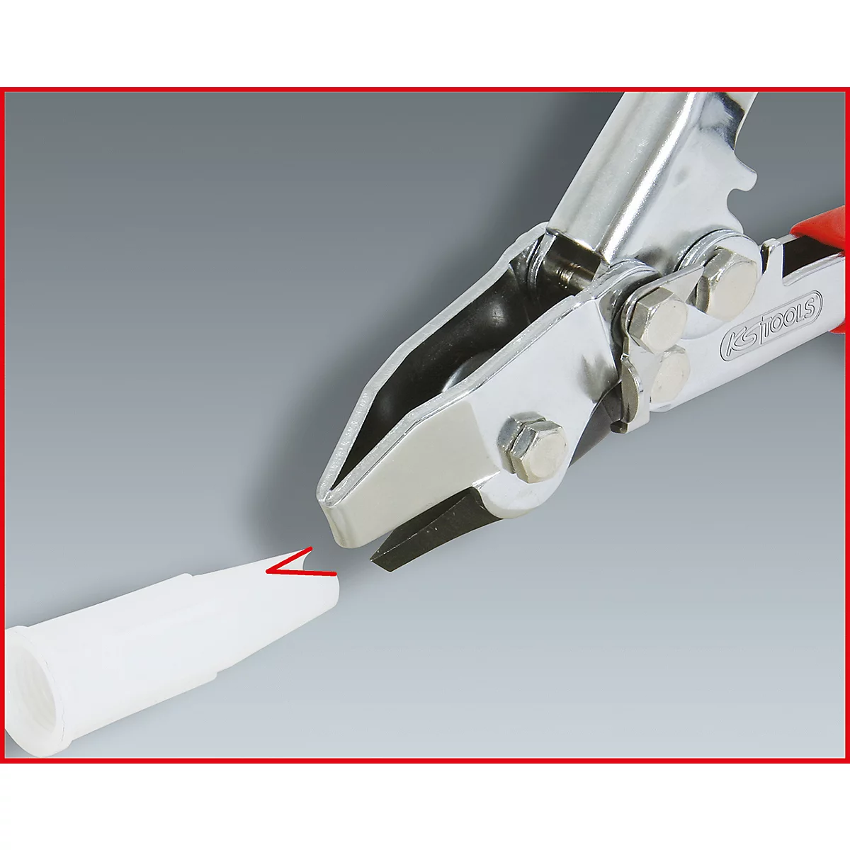 Nahaufnahme einer Zange, die eine Kunststofftülle anspitzt. Der Hintergrund ist grau.