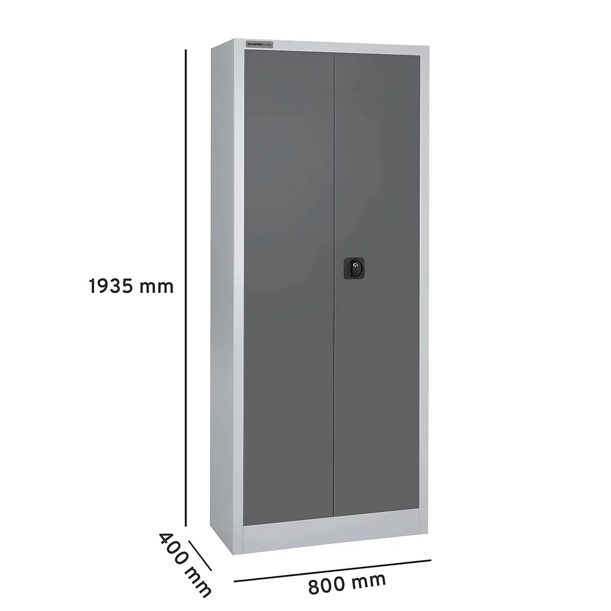Grijze, hoge kast met twee deuren, een zwarte handgreep en afmetingen.