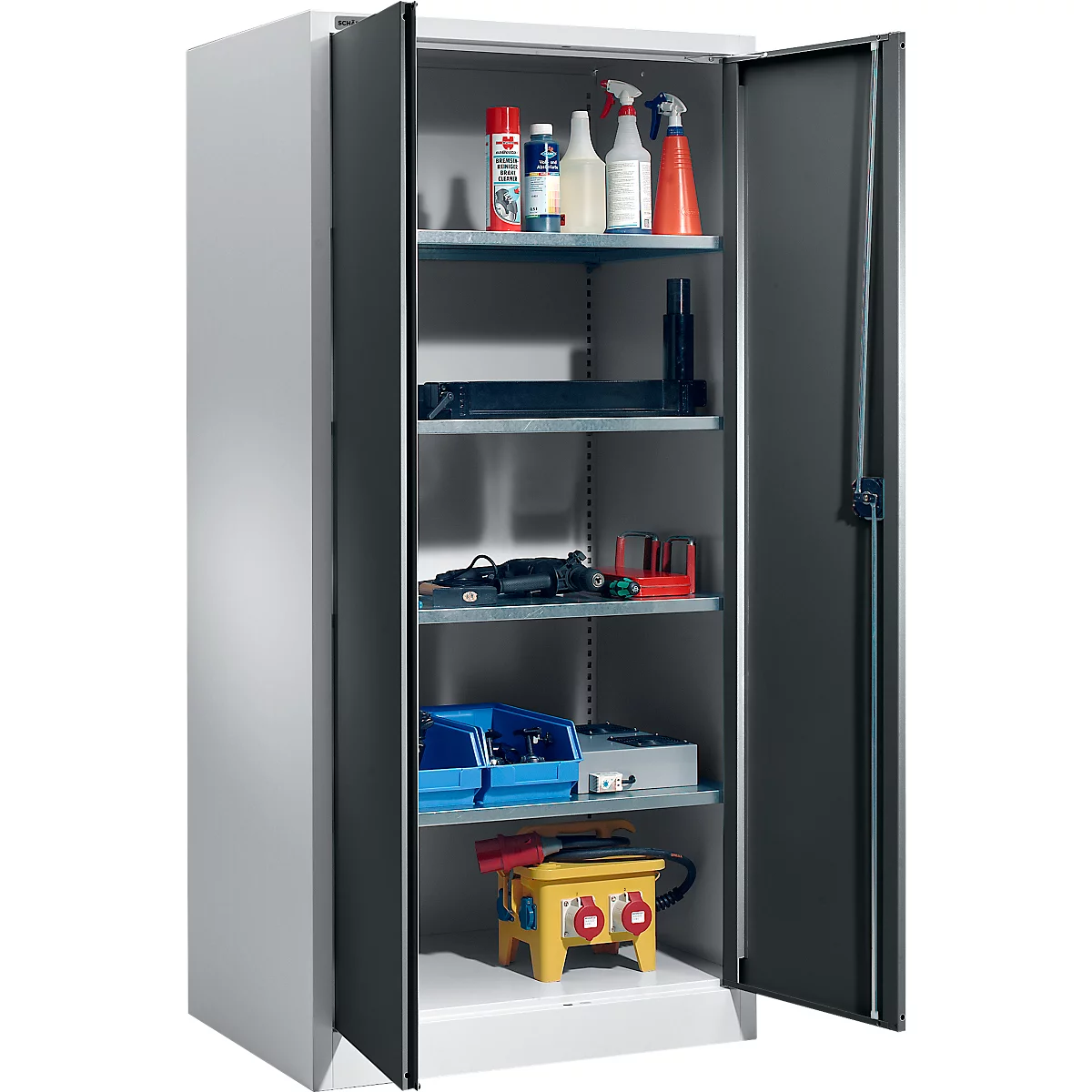 Open stalen kast met meerdere planken, gevuld met gereedschap, schoonmaakmiddelen en accessoires.