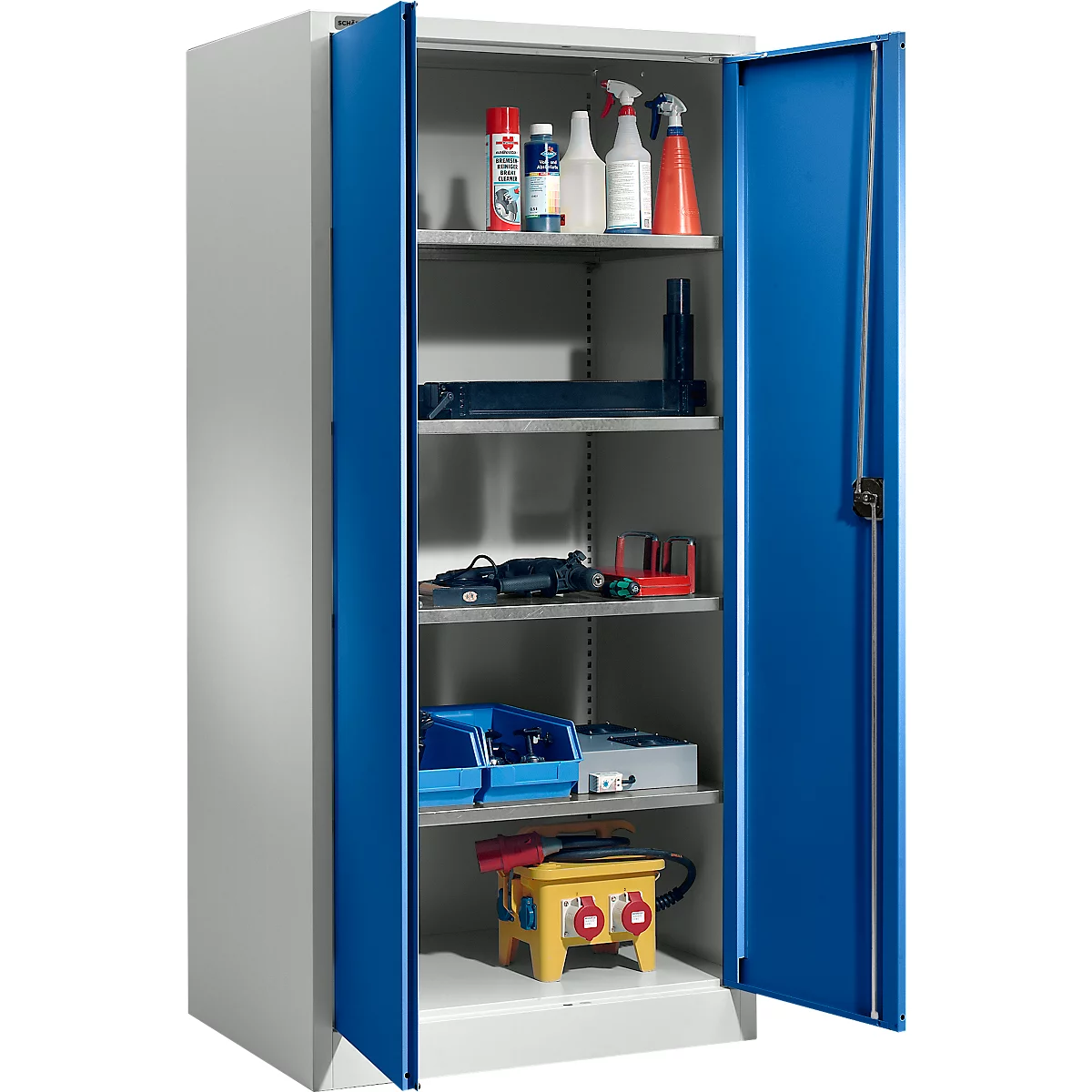Open blue-grey gereedschapskast. Reinigings- en werkmateriaal staan 