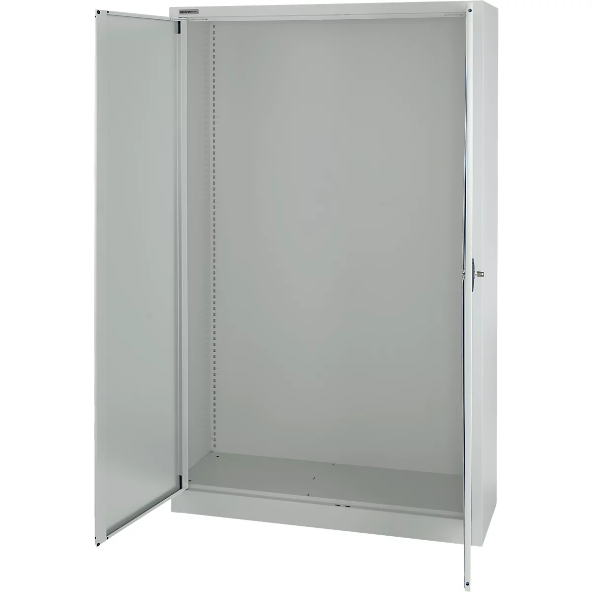 Open, lege stalen kast in lichtgrijs. Eén deur staat open.