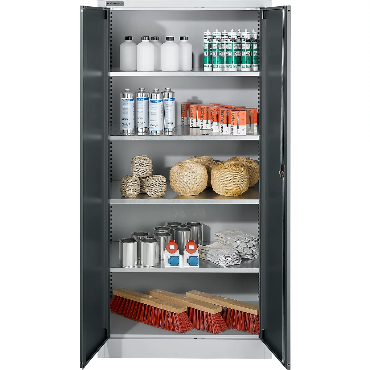 Open stalen kast met diverse goederen: flessen, blikken, borstels, papierrollen en bezems.