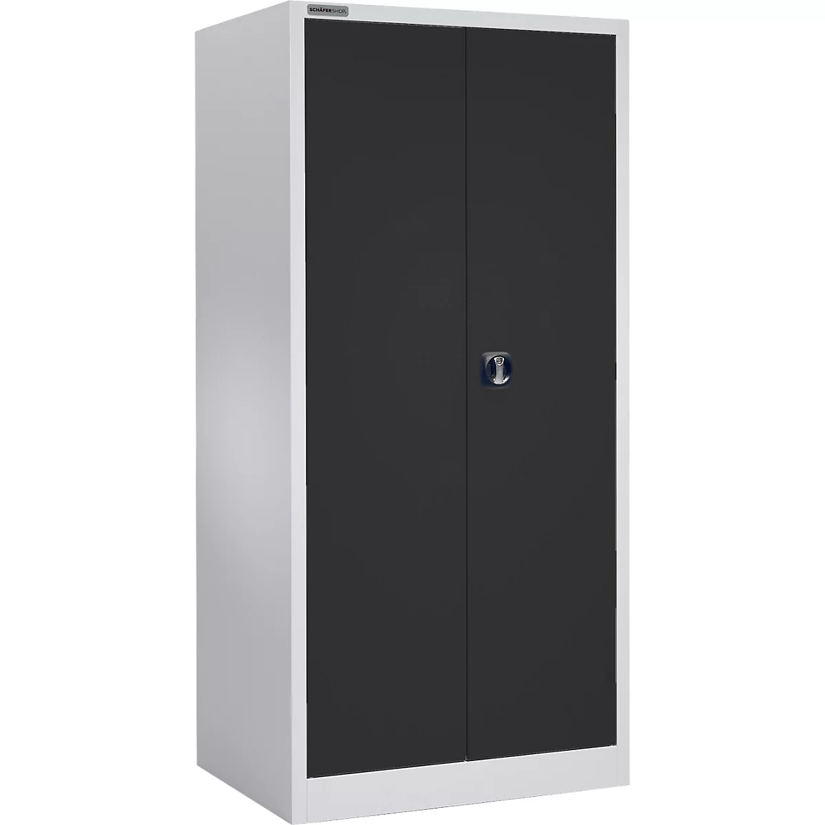 Grijze kast met twee zwarte deuren en een zilveren handvat. De kast staat op een witte vloer.