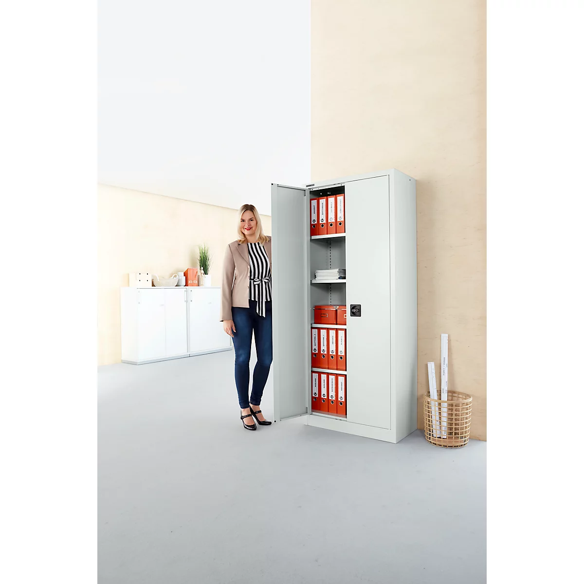 Materiaalkast - stalen - B 950 x D 400 x H 1935 mm - 4 legborden - afsluitbaar - lichtgrijs RAL 7035/ lichtgrijs RAL 7035 - ons merk Schäfer Shop Pure