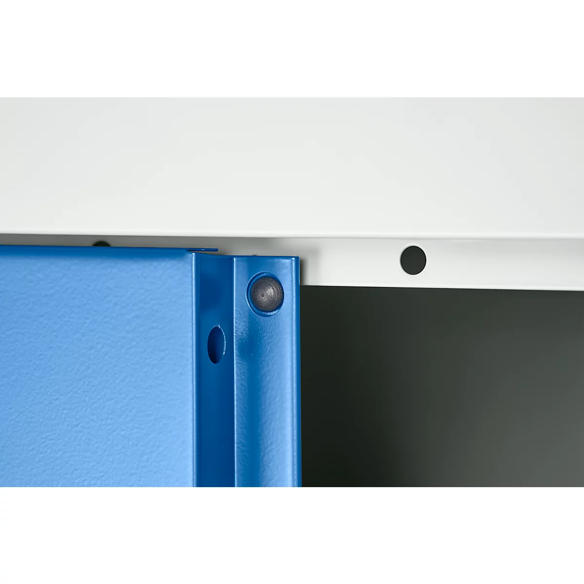 Blau metalen hoek, een zwarte ronde knop is zichtbaar. Boven een witte plaat met een gat.
