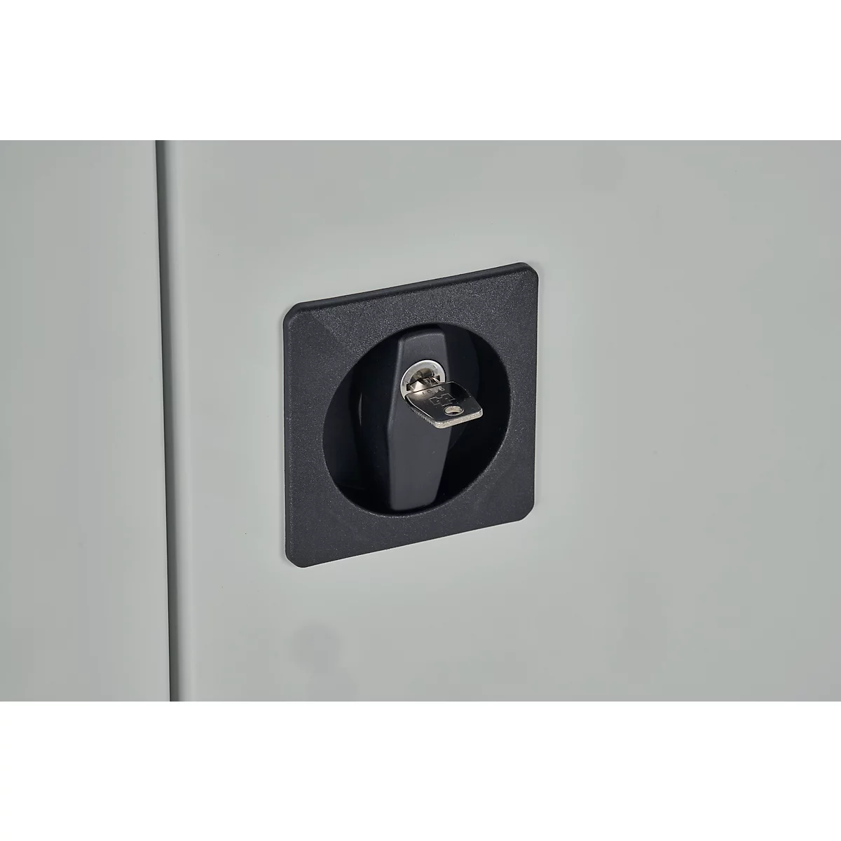 Close-up van een zwart slot met sleutel in een grijze deur.