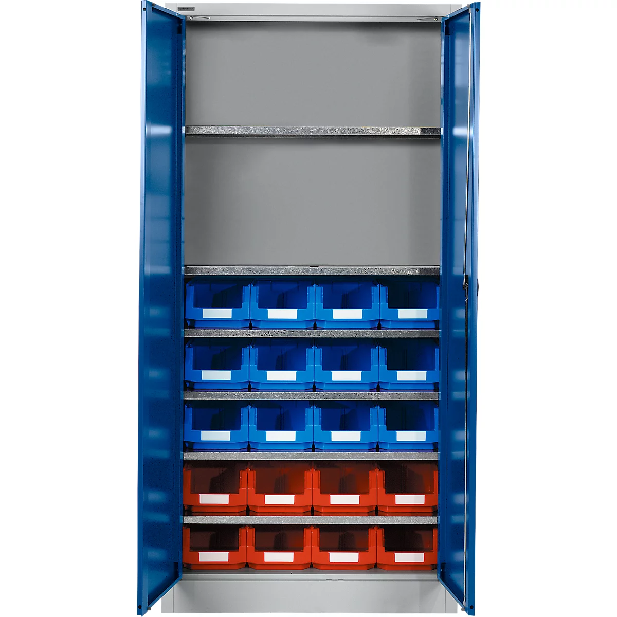 Offener Metallschrank mit blauen Türen, gefüllt mit blauen und roten Sichtlagerkästen auf Fachböden.