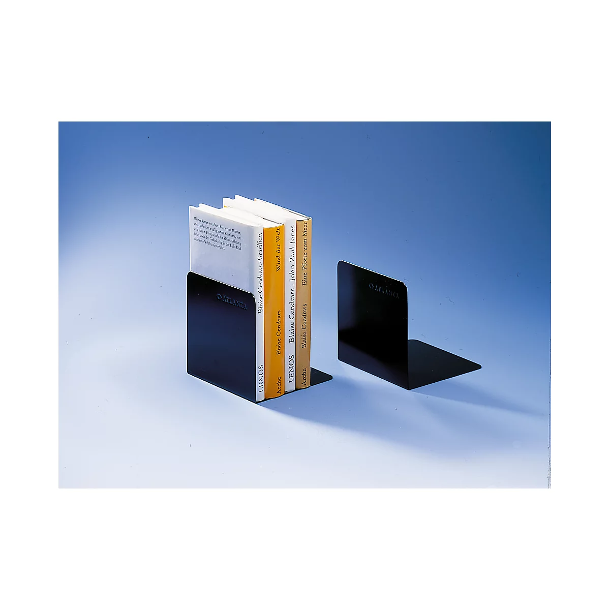 Schwarze Buchstützen halten Bücher auf blauem Hintergrund. Buchtitel lesbar. Zwei Buchstützen, einmal mit, einmal ohne Bücher.