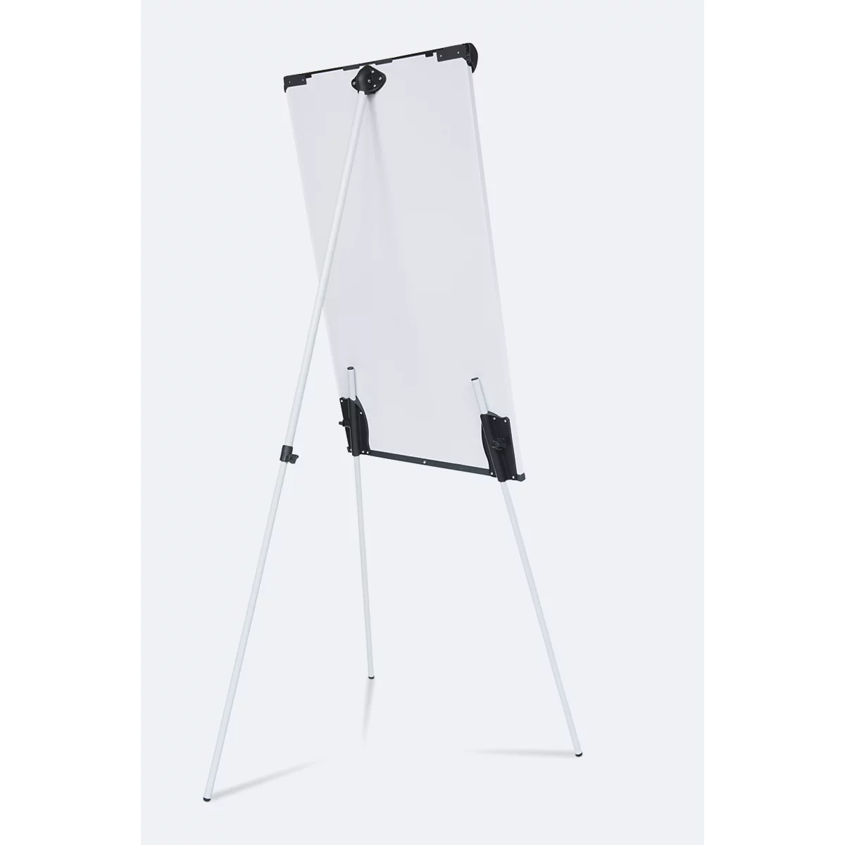 Ein weißes Flipchart auf einem dreibeinigen, weißen Ständer. Die Tafel ist nach hinten geneigt, der Hintergrund ist hellgrau.