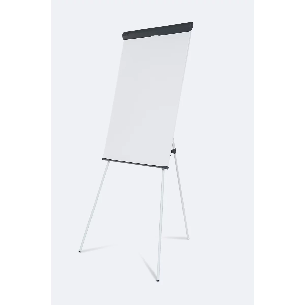Ein weißes Flipchart auf dreibeinigem, weißem Gestell, mit schwarzem Rahmen oben. Der Hintergrund ist hellgrau.