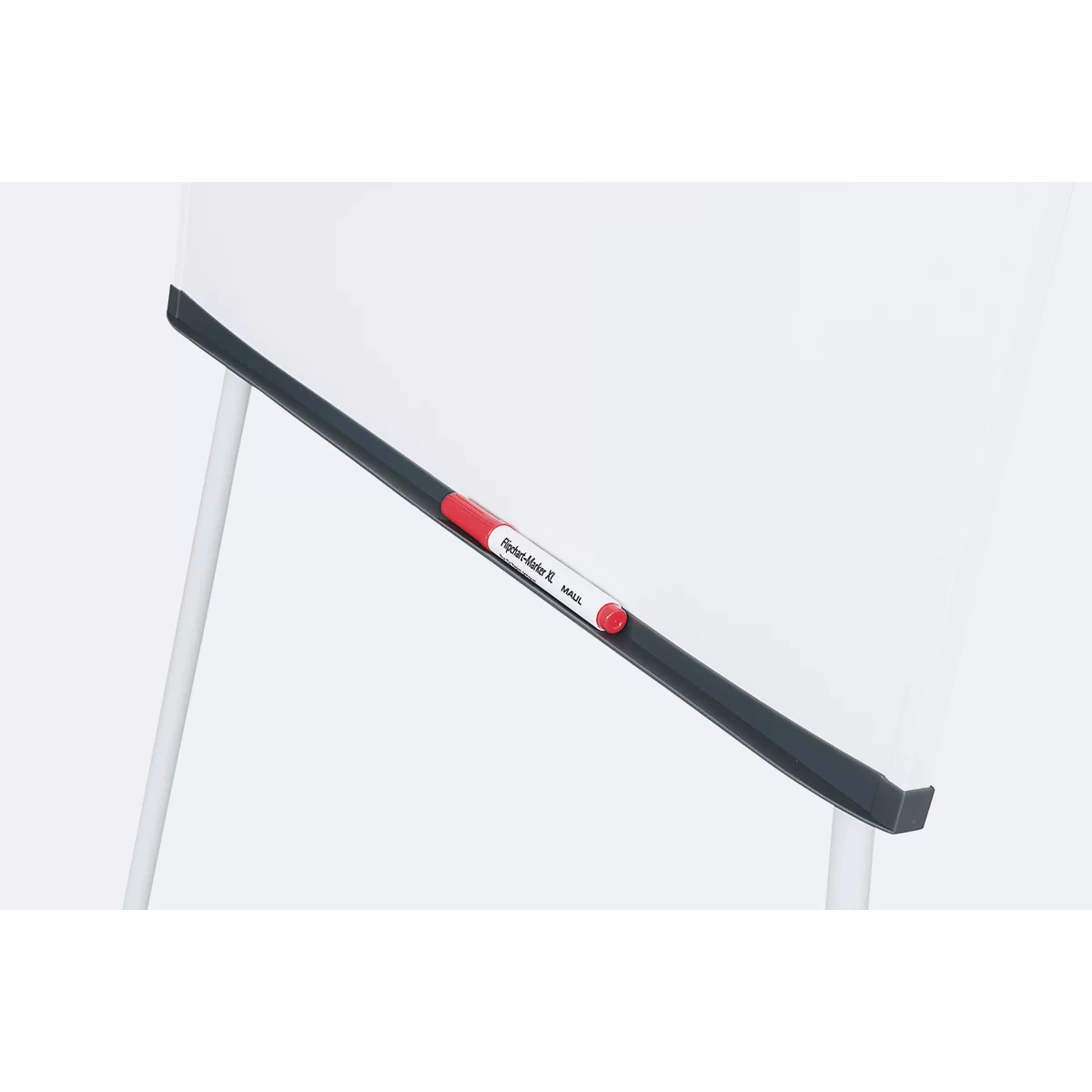 Nahaufnahme eines Flipcharts mit rotem Stift. Der Stift ist mit „Topliner 90“ beschriftet.