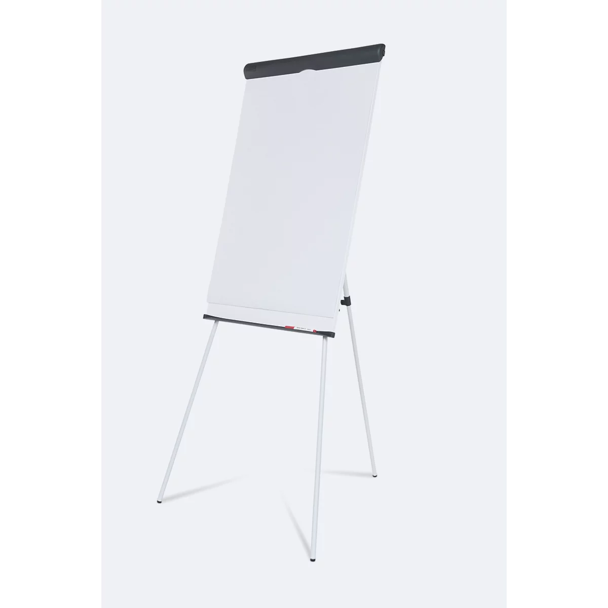 Ein Flipchart mit weißer Oberfläche und schwarzem Rahmen auf einem weißen Stativ. Der Hintergrund ist ebenfalls weiß.