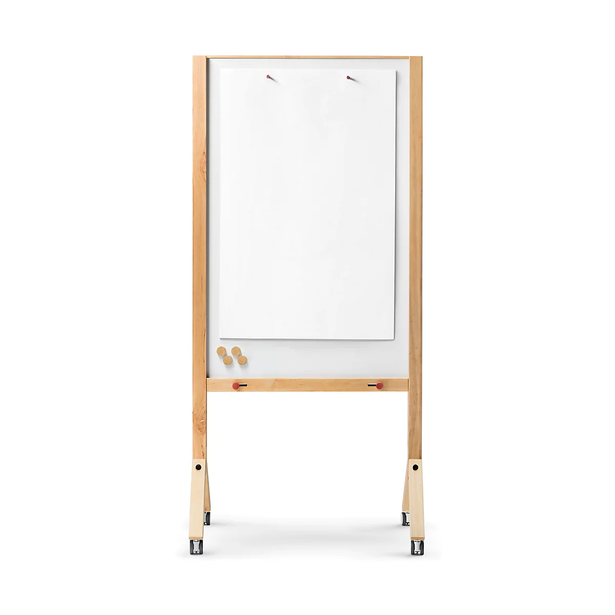 Flipchart mit hellem Holzrahmen und weißer Tafel, vor weißem Hintergrund.