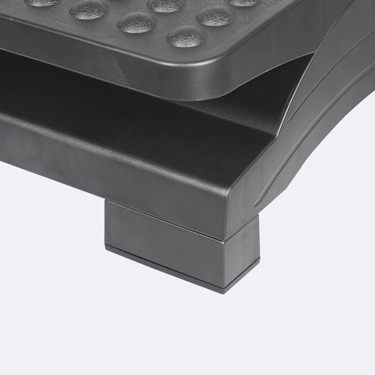 Nahaufnahme eines schwarzen Fußstützen-Standbeins auf hellem Hintergrund.