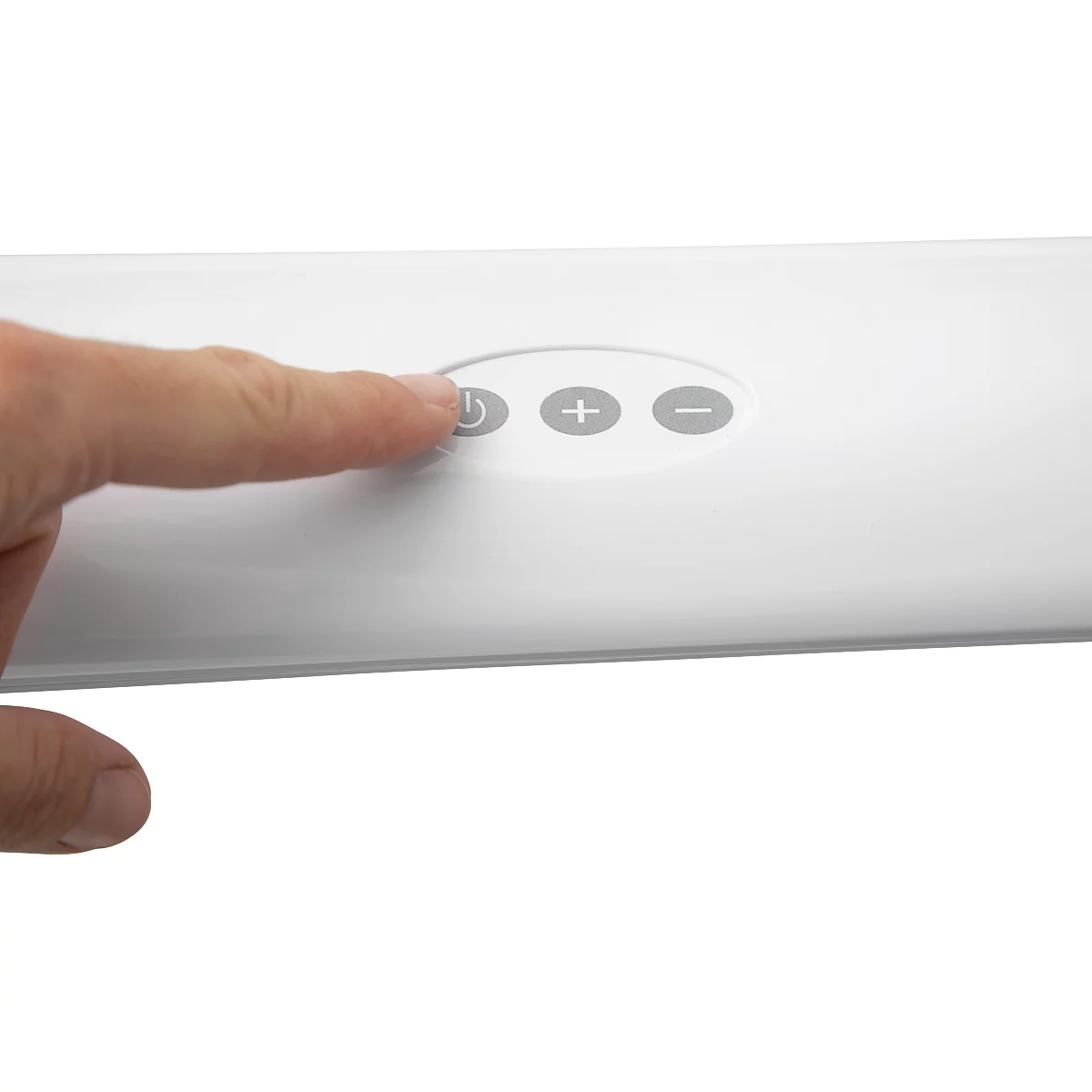 Finger berührt Einschaltknopf, daneben Plus- und Minus-Zeichen auf weißer Oberfläche.