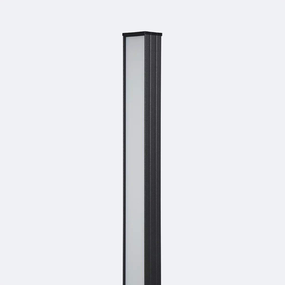 Schwarze, schlanke Säule mit einem weißen Lichtstreifen in der Mitte.