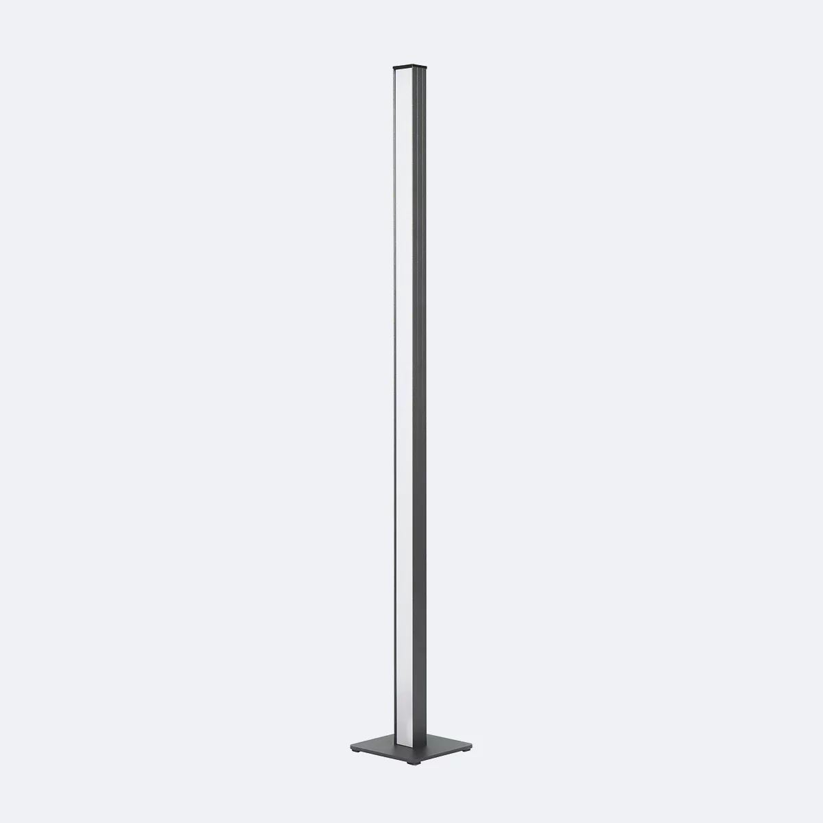 Schlanke, dunkle Stehlampe mit quadratischem Fuß und einem hellen, vertikalen Lichtstreifen.