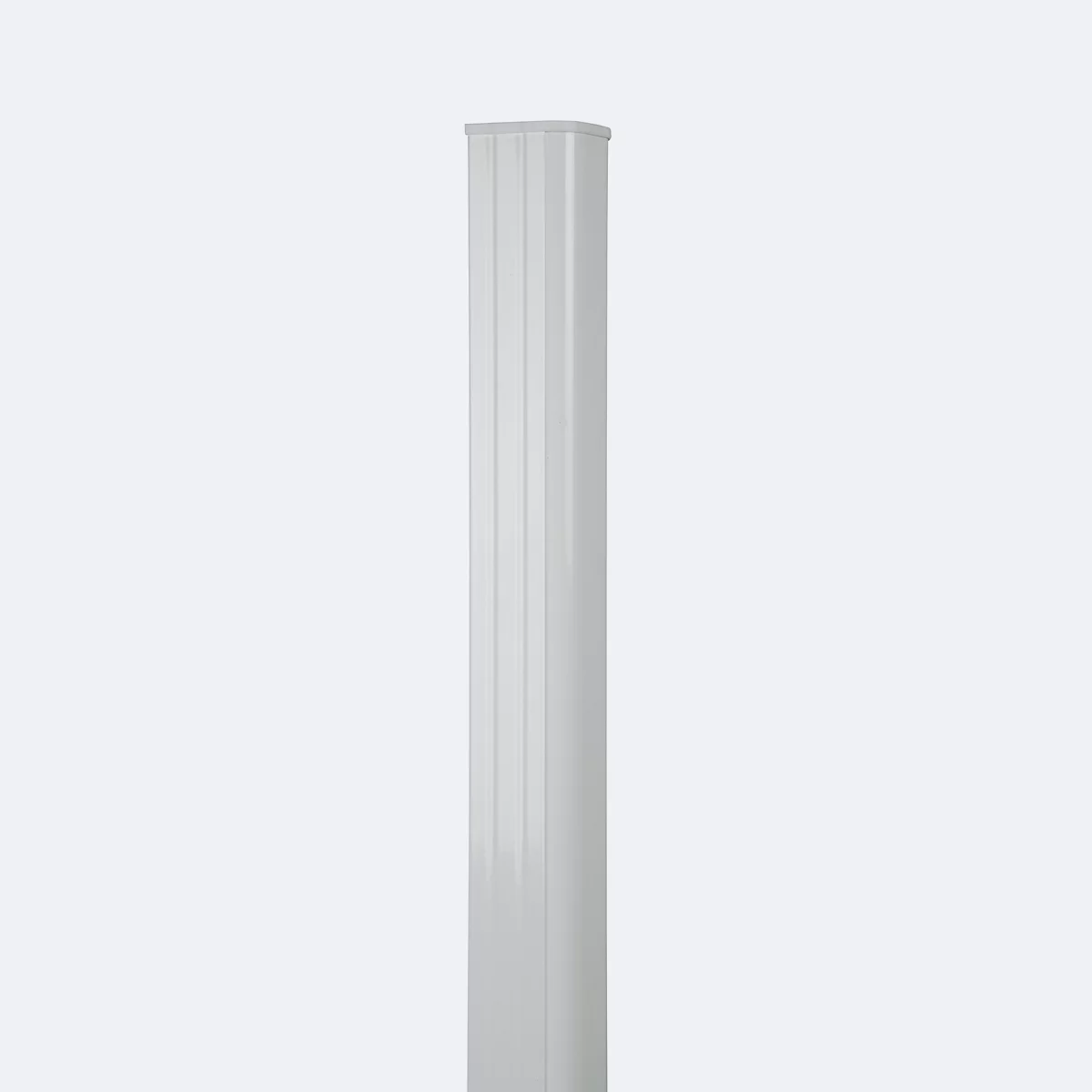 Graue, geriffelte Säule, die von unten nach oben gezeigt wird, vor einem neutralen Hintergrund.